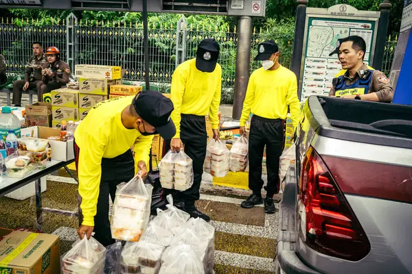 Bangkok, Tayland, 31 Mart 2025 'te Bangkok' ta meydana gelen depremden sonra çökmüş bir binada kolluk kuvvetleri görevlendirildi. Birçok kurban hala enkaz altında..
