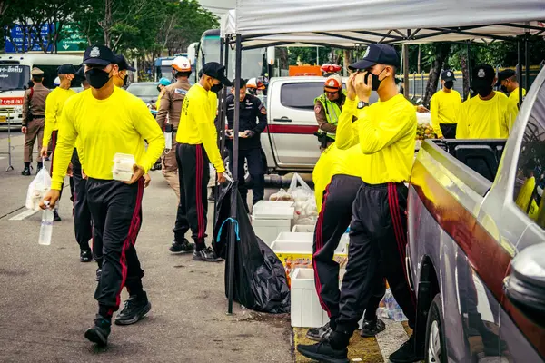 Bangkok, Tayland, 31 Mart 2025 'te Bangkok' ta meydana gelen depremden sonra çökmüş bir binada kolluk kuvvetleri görevlendirildi. Birçok kurban hala enkaz altında..