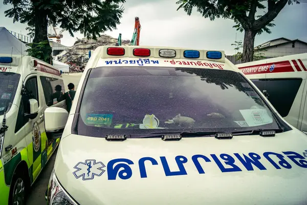 Bangkok, Tayland, 31 Mart 2025 'te Bangkok' ta meydana gelen depremden sonra yıkılan bir binanın inşaatı devam ediyor. Birçok kurban hala enkaz altında..