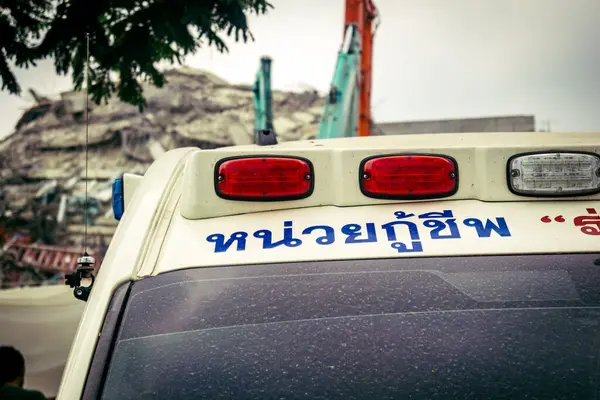 Bangkok, Tayland, 31 Mart 2025 'te Bangkok' ta meydana gelen depremden sonra yıkılan bir binanın inşaatı devam ediyor. Birçok kurban hala enkaz altında..