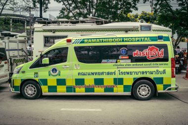 Bangkok, Tayland, 31 Mart 2025 'te Bangkok' ta meydana gelen depremden sonra yıkılan bir binanın inşaatı devam ediyor. Birçok kurban hala enkaz altında..