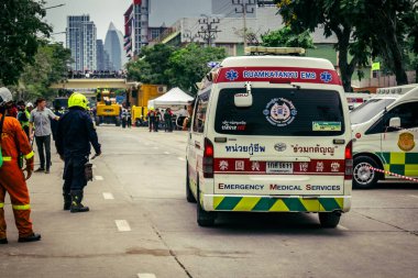 Bangkok, Tayland, 31 Mart 2025 'te Bangkok' ta meydana gelen depremden sonra yıkılan bir binanın inşaatı devam ediyor. Birçok kurban hala enkaz altında..