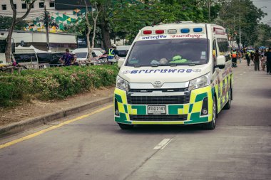 Bangkok, Tayland, 31 Mart 2025 'te Bangkok' ta meydana gelen depremden sonra yıkılan bir binanın inşaatı devam ediyor. Birçok kurban hala enkaz altında..