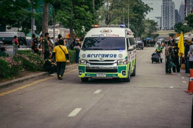 Bangkok, Tayland, 31 Mart 2025 'te Bangkok' ta meydana gelen depremden sonra yıkılan bir binanın inşaatı devam ediyor. Birçok kurban hala enkaz altında..