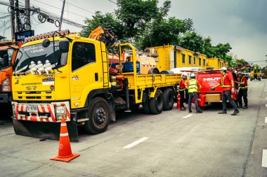Bangkok, Tayland, 31 Mart 2025 'te Bangkok' ta meydana gelen depremden sonra yıkılan bir binada inşaat araçları kullanılıyor. Birçok kurban hala enkaz altında..