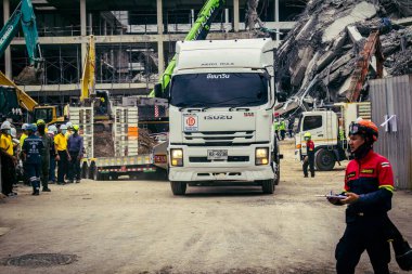 Bangkok, Tayland, 31 Mart 2025 'te Bangkok' ta meydana gelen depremden sonra yıkılan bir binada inşaat araçları kullanılıyor. Birçok kurban hala enkaz altında..