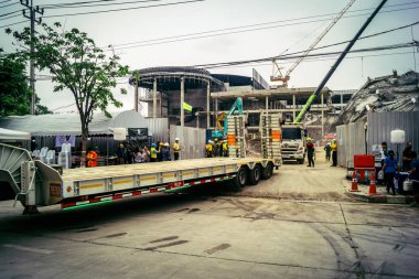 Bangkok, Tayland, 31 Mart 2025 'te Bangkok' ta meydana gelen depremden sonra yıkılan bir binada inşaat araçları kullanılıyor. Birçok kurban hala enkaz altında..