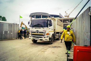 Bangkok, Tayland, 31 Mart 2025 'te Bangkok' ta meydana gelen depremden sonra yıkılan bir binada inşaat araçları kullanılıyor. Birçok kurban hala enkaz altında..