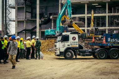 Bangkok, Tayland, 31 Mart 2025 'te Bangkok' ta meydana gelen depremden sonra yıkılan bir binada inşaat araçları kullanılıyor. Birçok kurban hala enkaz altında..