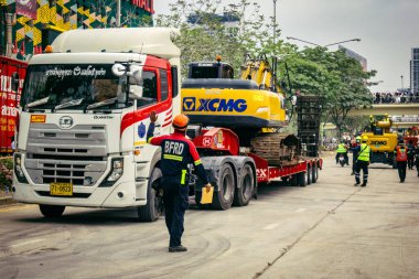 Bangkok, Tayland, 31 Mart 2025 'te Bangkok' ta meydana gelen depremden sonra yıkılan bir binada inşaat araçları kullanılıyor. Birçok kurban hala enkaz altında..