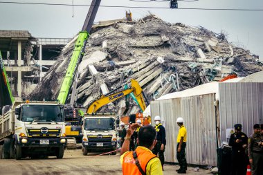 Bangkok, Tayland, 31 Mart 2025 'te Bangkok' ta meydana gelen depremden sonra yıkılan bir binada inşaat araçları kullanılıyor. Birçok kurban hala enkaz altında..