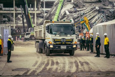 Bangkok, Tayland, 31 Mart 2025 'te Bangkok' ta meydana gelen depremden sonra yıkılan bir binada inşaat araçları kullanılıyor. Birçok kurban hala enkaz altında..
