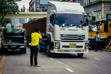 Bangkok, Tayland, 31 Mart 2025 'te Bangkok' ta meydana gelen depremden sonra yıkılan bir binada inşaat araçları kullanılıyor. Birçok kurban hala enkaz altında..
