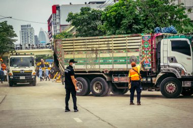Bangkok, Tayland, 31 Mart 2025 'te Bangkok' ta meydana gelen depremden sonra yıkılan bir binada inşaat araçları kullanılıyor. Birçok kurban hala enkaz altında..