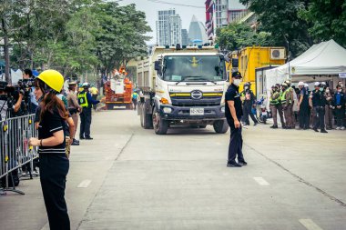 Bangkok, Tayland, 31 Mart 2025 'te Bangkok' ta meydana gelen depremden sonra yıkılan bir binada inşaat araçları kullanılıyor. Birçok kurban hala enkaz altında..