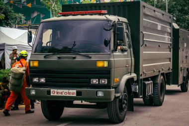 Bangkok, Tayland, 31 Mart 2025 'te Bangkok' ta meydana gelen depremden sonra yıkılan bir binada inşaat araçları kullanılıyor. Birçok kurban hala enkaz altında..