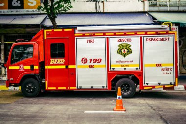 Bangkok, Tayland, 31 Mart 2025 'te Bangkok' ta meydana gelen depremden sonra yıkılan bir binanın şantiyesine sevk edildi. Birçok kurban hala enkaz altında..