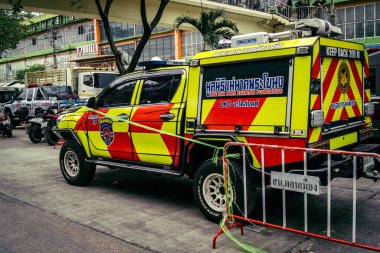 Bangkok, Tayland, 31 Mart 2025 'te Bangkok' ta meydana gelen depremden sonra yıkılan bir binanın şantiyesine sevk edildi. Birçok kurban hala enkaz altında..