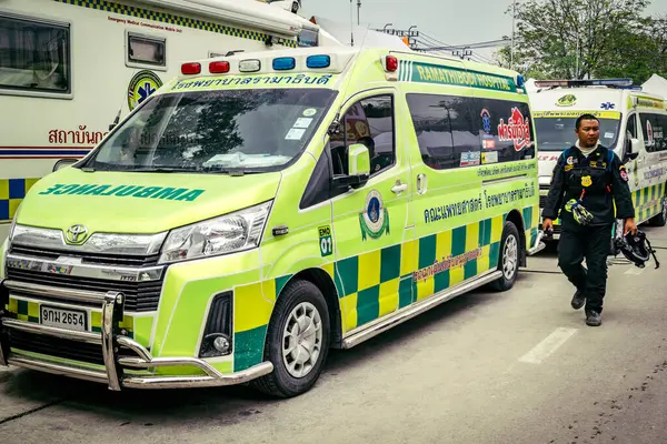 Bangkok, Tayland, 31 Mart 2025 'te Bangkok' ta meydana gelen depremden sonra yıkılan bir binanın inşaatı devam ediyor. Birçok kurban hala enkaz altında..