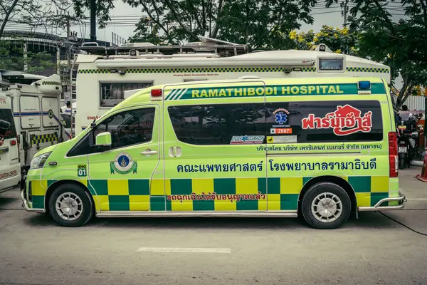 Bangkok, Tayland, 31 Mart 2025 'te Bangkok' ta meydana gelen depremden sonra yıkılan bir binanın inşaatı devam ediyor. Birçok kurban hala enkaz altında..