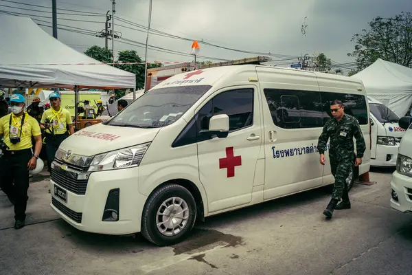 Bangkok, Tayland, 31 Mart 2025 'te Bangkok' ta meydana gelen depremden sonra yıkılan bir binanın inşaatı devam ediyor. Birçok kurban hala enkaz altında..