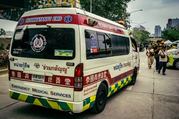 Bangkok, Tayland, 31 Mart 2025 'te Bangkok' ta meydana gelen depremden sonra yıkılan bir binanın inşaatı devam ediyor. Birçok kurban hala enkaz altında..