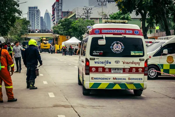 Bangkok, Tayland, 31 Mart 2025 'te Bangkok' ta meydana gelen depremden sonra yıkılan bir binanın inşaatı devam ediyor. Birçok kurban hala enkaz altında..