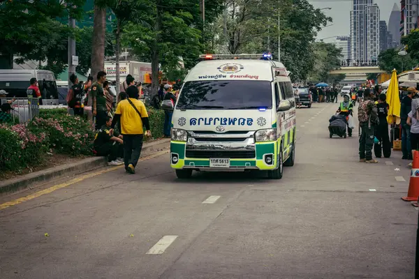 Bangkok, Tayland, 31 Mart 2025 'te Bangkok' ta meydana gelen depremden sonra yıkılan bir binanın inşaatı devam ediyor. Birçok kurban hala enkaz altında..