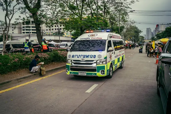 Bangkok, Tayland, 31 Mart 2025 'te Bangkok' ta meydana gelen depremden sonra yıkılan bir binanın inşaatı devam ediyor. Birçok kurban hala enkaz altında..