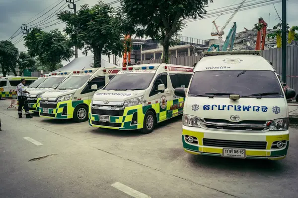 Bangkok, Tayland, 31 Mart 2025 'te Bangkok' ta meydana gelen depremden sonra yıkılan bir binanın inşaatı devam ediyor. Birçok kurban hala enkaz altında..