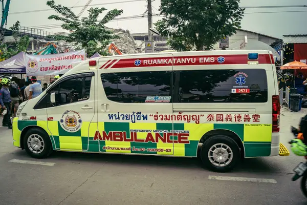 Bangkok, Tayland, 31 Mart 2025 'te Bangkok' ta meydana gelen depremden sonra yıkılan bir binanın inşaatı devam ediyor. Birçok kurban hala enkaz altında..