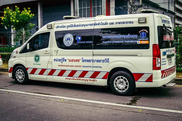 Bangkok, Tayland, 31 Mart 2025 'te Bangkok' ta meydana gelen depremden sonra yıkılan bir binanın inşaatı devam ediyor. Birçok kurban hala enkaz altında..