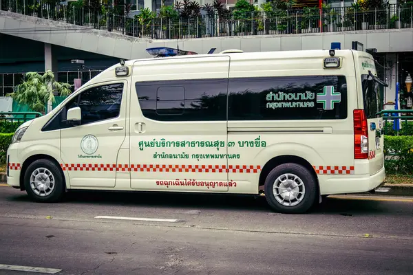 Bangkok, Tayland, 31 Mart 2025 'te Bangkok' ta meydana gelen depremden sonra yıkılan bir binanın inşaatı devam ediyor. Birçok kurban hala enkaz altında..