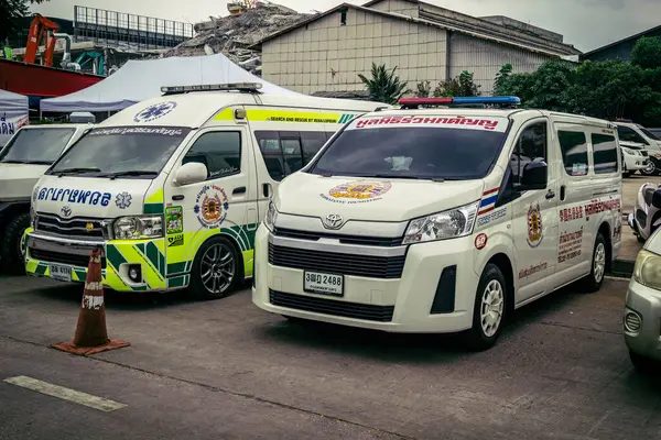 Bangkok, Tayland, 31 Mart 2025 'te Bangkok' ta meydana gelen depremden sonra yıkılan bir binanın inşaatı devam ediyor. Birçok kurban hala enkaz altında..