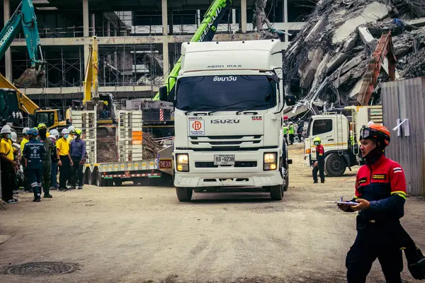 Bangkok, Tayland, 31 Mart 2025 'te Bangkok' ta meydana gelen depremden sonra yıkılan bir binada inşaat araçları kullanılıyor. Birçok kurban hala enkaz altında..
