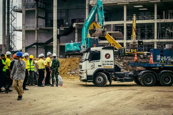 Bangkok, Tayland, 31 Mart 2025 'te Bangkok' ta meydana gelen depremden sonra yıkılan bir binada inşaat araçları kullanılıyor. Birçok kurban hala enkaz altında..