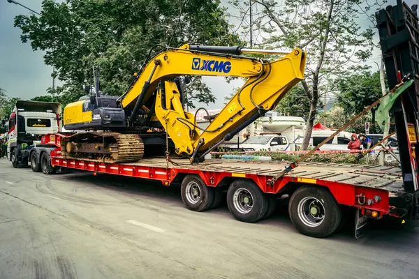 Bangkok, Tayland, 31 Mart 2025 'te Bangkok' ta meydana gelen depremden sonra yıkılan bir binada inşaat araçları kullanılıyor. Birçok kurban hala enkaz altında..