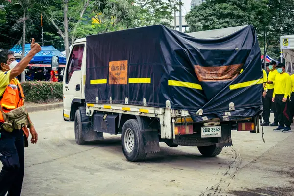 Bangkok, Tayland, 31 Mart 2025 'te Bangkok' ta meydana gelen depremden sonra yıkılan bir binada inşaat araçları kullanılıyor. Birçok kurban hala enkaz altında..