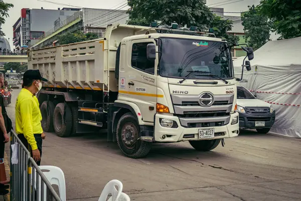 Bangkok, Tayland, 31 Mart 2025 'te Bangkok' ta meydana gelen depremden sonra yıkılan bir binada inşaat araçları kullanılıyor. Birçok kurban hala enkaz altında..