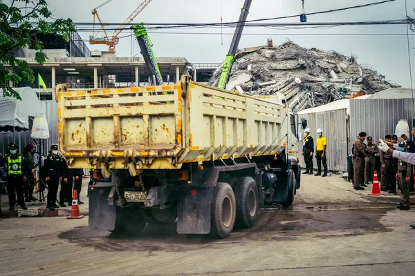 Bangkok, Tayland, 31 Mart 2025 'te Bangkok' ta meydana gelen depremden sonra yıkılan bir binada inşaat araçları kullanılıyor. Birçok kurban hala enkaz altında..