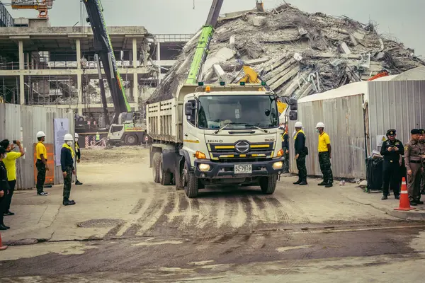 Bangkok, Tayland, 31 Mart 2025 'te Bangkok' ta meydana gelen depremden sonra yıkılan bir binada inşaat araçları kullanılıyor. Birçok kurban hala enkaz altında..