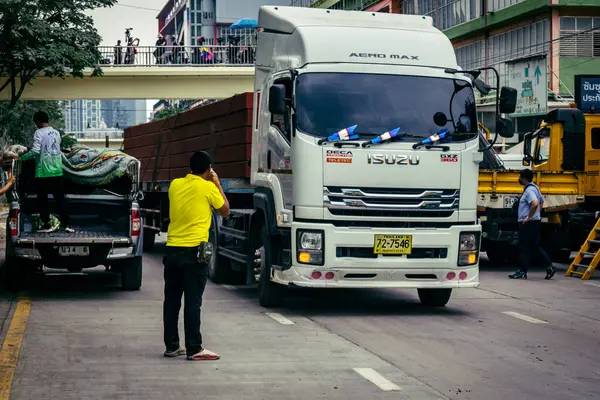 Bangkok, Tayland, 31 Mart 2025 'te Bangkok' ta meydana gelen depremden sonra yıkılan bir binada inşaat araçları kullanılıyor. Birçok kurban hala enkaz altında..