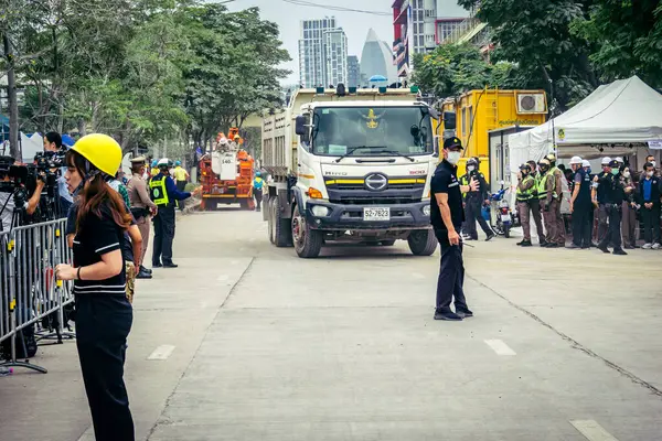 Bangkok, Tayland, 31 Mart 2025 'te Bangkok' ta meydana gelen depremden sonra yıkılan bir binada inşaat araçları kullanılıyor. Birçok kurban hala enkaz altında..