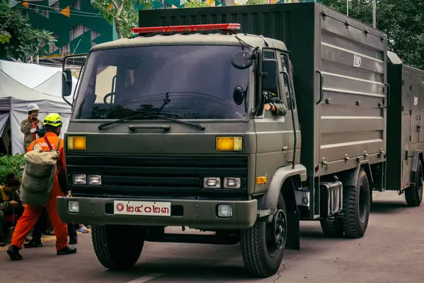 Bangkok, Tayland, 31 Mart 2025 'te Bangkok' ta meydana gelen depremden sonra yıkılan bir binada inşaat araçları kullanılıyor. Birçok kurban hala enkaz altında..