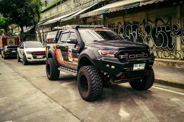 Bangkok, Tayland, 31 Mart 2025 'te Bangkok' ta meydana gelen depremden sonra yıkılan bir binanın şantiyesine sevk edildi. Birçok kurban hala enkaz altında..