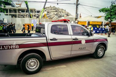 Bangkok, Tayland, 31 Mart 2025. Bangkok 'ta meydana gelen depremden sonra çöken bir binanın bulunduğu yere polis araçları konuşlandırıldı. Birçok kurban hala enkaz altında..