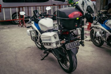 Bangkok, Tayland, 31 Mart 2025. Bangkok 'ta meydana gelen depremden sonra çöken bir binanın bulunduğu yere polis araçları konuşlandırıldı. Birçok kurban hala enkaz altında..