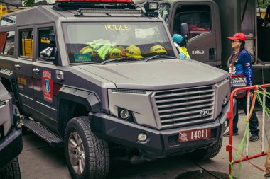 Bangkok, Tayland, 31 Mart 2025. Bangkok 'ta meydana gelen depremden sonra çöken bir binanın bulunduğu yere polis araçları konuşlandırıldı. Birçok kurban hala enkaz altında..