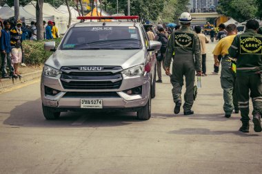 Bangkok, Tayland, 31 Mart 2025. Bangkok 'ta meydana gelen depremden sonra çöken bir binanın bulunduğu yere polis araçları konuşlandırıldı. Birçok kurban hala enkaz altında..