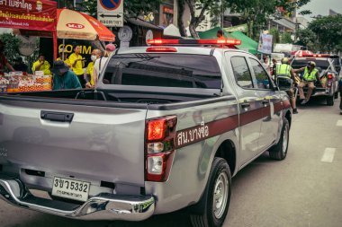 Bangkok, Tayland, 31 Mart 2025. Bangkok 'ta meydana gelen depremden sonra çöken bir binanın bulunduğu yere polis araçları konuşlandırıldı. Birçok kurban hala enkaz altında..